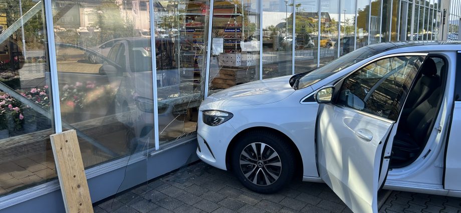 Fuldabrück: PKW landet in Schaufensterscheibe