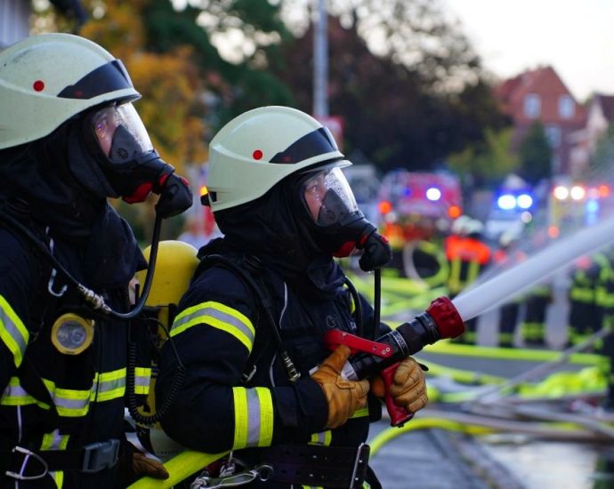 Berufsfeuerwehrtag endet mit Unfall: Löschfahrzeug brennt aus – Jugendliche unverletzt