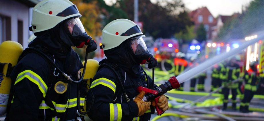 Berufsfeuerwehrtag endet mit Unfall: Löschfahrzeug brennt aus – Jugendliche unverletzt