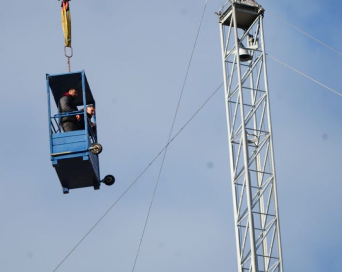 Nach Klima-Protest auf Kasseler Weihnachtsmarkt – Seilkontrolle vom fliegenden Weihnachtsmann (VIDEO)