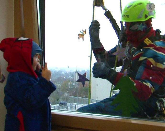 Plötzlich war Spiderman am Fenster – Höhenretter überraschen Kinder im Krankenhaus (VIDEO)