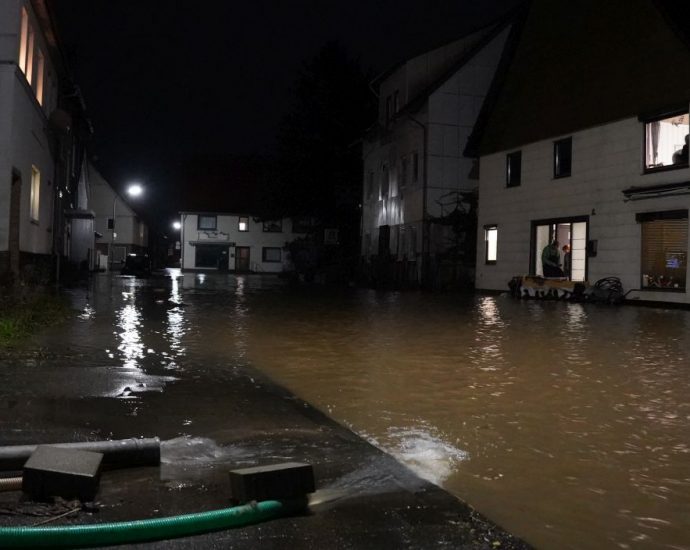Hochwasser: Anwohner schützen sich mit Sandsäcken in Lippoldsberg