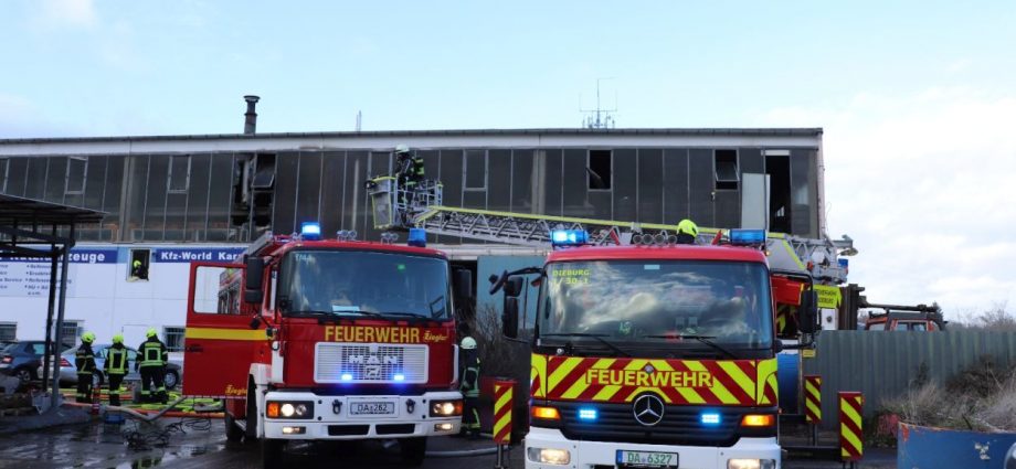 Brandmeldealarm auf Kartbahn führt Einsatzkräfte zum Werkstatt-Brand (VIDEO)