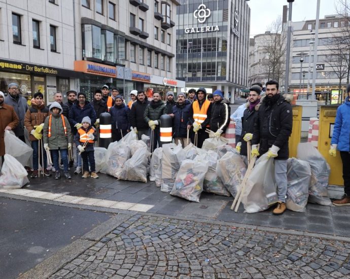 20-jährige Tradition: Die Ahmadiyya-Gemeinde hilft bei der Säuberung nach Silvester in Kassel (VIDEO)