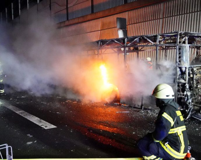 Bus brannte auf A7 bei Kassel Ost Bus brannte auf A7 bei Kassel Ost