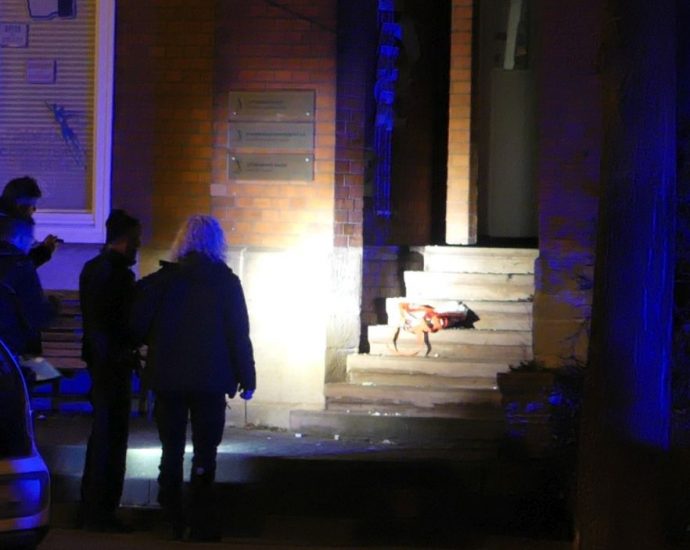 KS: Tasche brannte vor Mehrfamilienhaus – Polizei-Großeinsatz nach Knallgeräusche in der Willi Allee KS: Tasche brannte vor Mehrfamilienhaus – Polizei-Großeinsatz nach Knallgeräusche in der Willi Allee