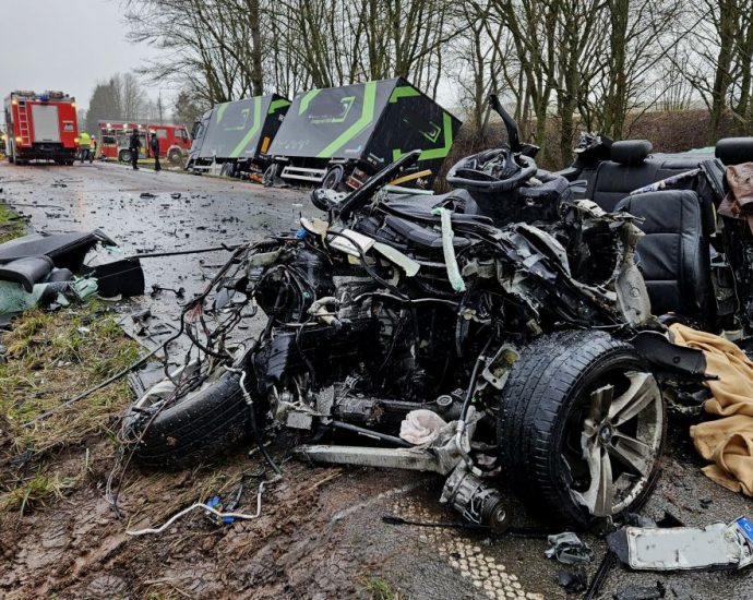 Zwei Tote nach missglücktem Überholmanöver bei Sachsenhausen Zwei Tote nach missglücktem Überholmanöver bei Sachsenhausen