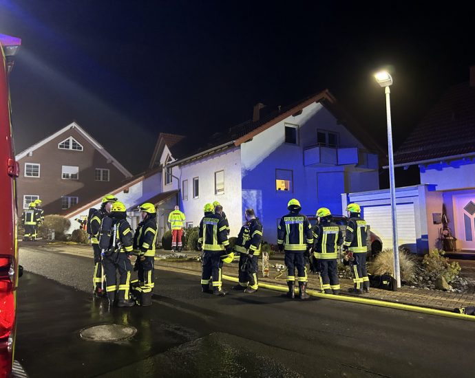 Schauenburg: Brand in Mehrfamilienhaus – Feuerwehr rettet 5 Personen aus dem Gebäude Schauenburg: Brand in Mehrfamilienhaus – Feuerwehr rettet 5 Personen aus dem Gebäude