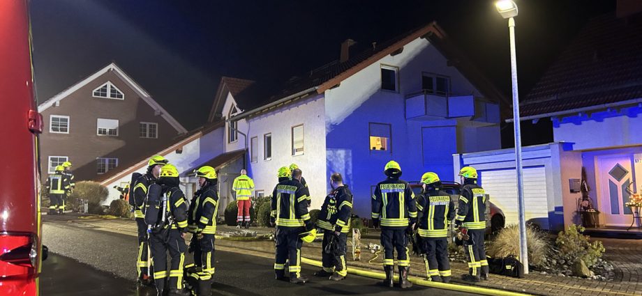 Schauenburg: Brand in Mehrfamilienhaus – Feuerwehr rettet 5 Personen aus dem Gebäude