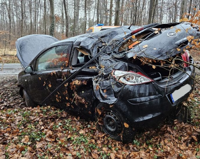 Autofahrerin bei Alleinunfall nahe Breuna verletzt Autofahrerin bei Alleinunfall nahe Breuna verletzt
