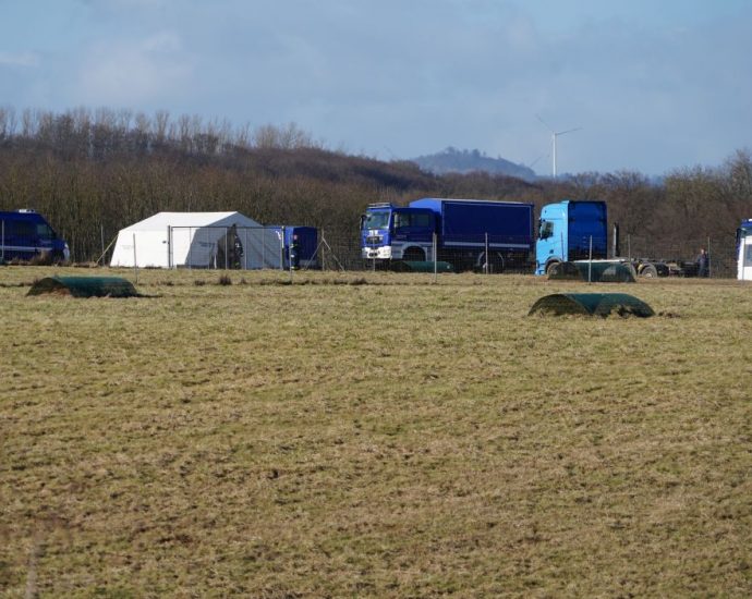 Vogelgrippe im Schwalm-Eder-Kreis ausgebrochen? – Geflügelbetrieb vorsorglich gesperrt. Vogelgrippe im Schwalm-Eder-Kreis ausgebrochen? – Geflügelbetrieb vorsorglich gesperrt.
