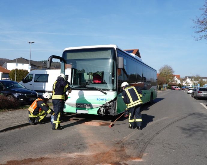 PKW kracht frontal in Linienbus in Bad Emstal PKW kracht frontal in Linienbus in Bad Emstal