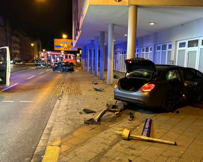 Schwerer Unfall nach Autorennen in der Kasseler Innenstadt? Schwerer Unfall nach Autorennen in der Kasseler Innenstadt?