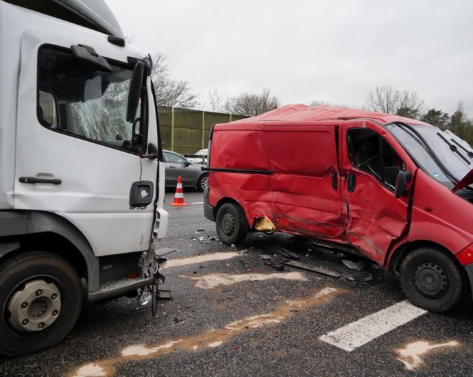 Transporter zwischen zwei LKW auf A7 bei Kassel eingeklemmt