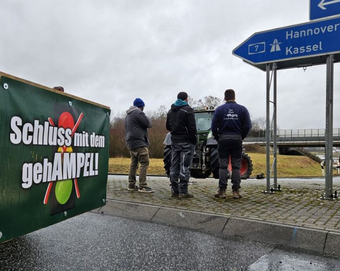 A7/A49: Ampel-Protest an der Autobahnauffahrt