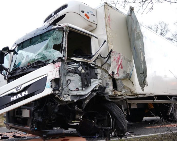 B400: Lkw gerät in den Gegenverkehr bei Ulfen