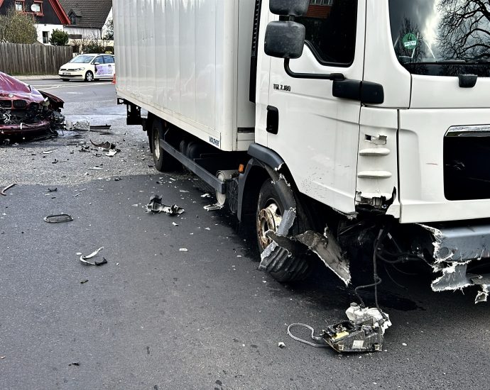 KS: LKW-Fahrer übersieht PKW beim Abbiegen