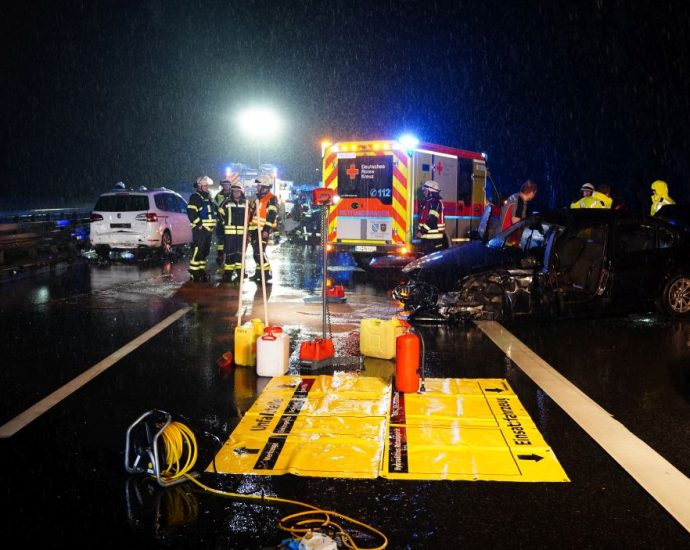 Vier Verletzte bei Unfall auf A44