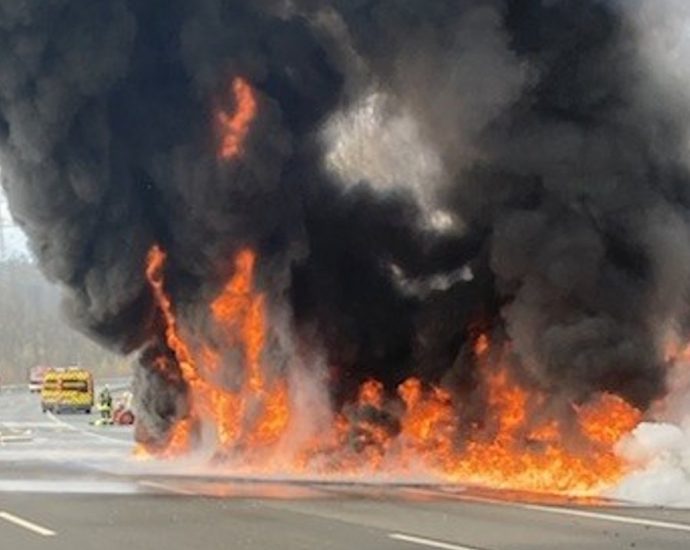 LKW mit 24 Tonnen Kleber auf A7 bei Hann. Münden in Vollbrand