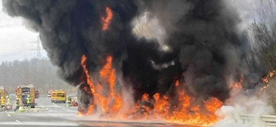 LKW mit 24 Tonnen Kleber auf A7 bei Hann. Münden in Vollbrand