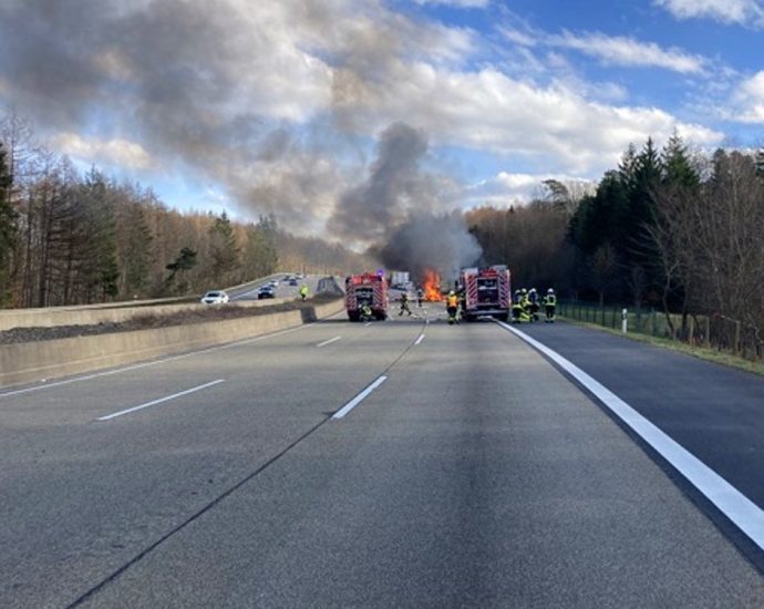 LKW mit Textilien und Bierfässern auf A7 ausgebrannt LKW mit Textilien und Bierfässern auf A7 ausgebrannt