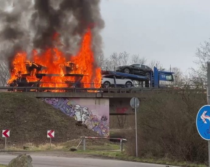 Mit Elektro-PKW beladener Autotransporter auf A49 im Vollbrand Mit Elektro-PKW beladener Autotransporter auf A49 im Vollbrand