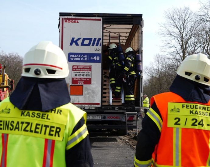 LKW mit Gefahrgut auf A44 verunglückt