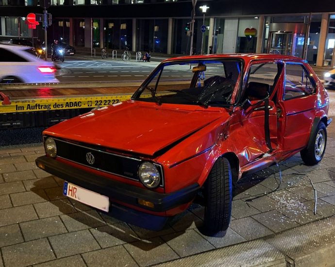 KS: Straßenbahn kracht in Oldtimer am Unterneustädter Kirchplatz
