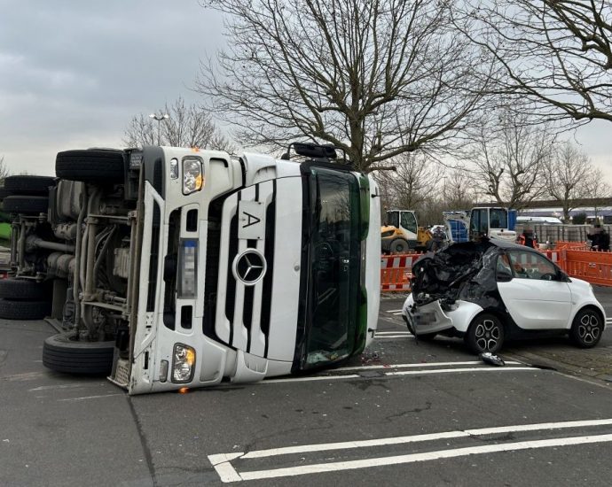 KS: LKW kippt beim Container-Aufladen auf PKW um