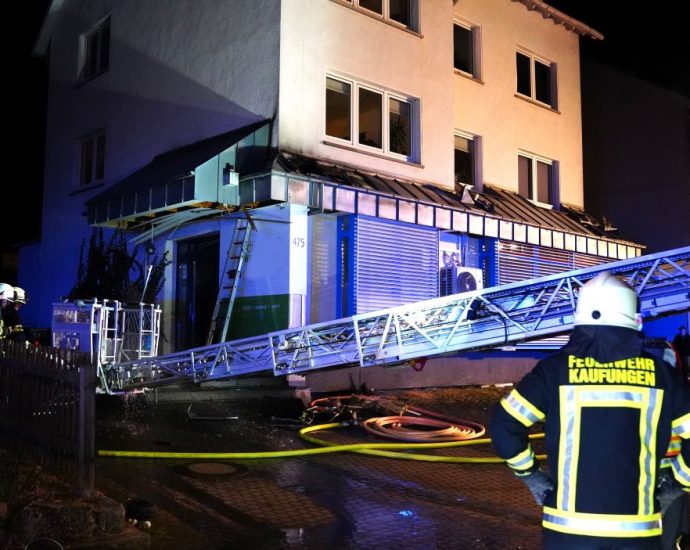 Kaufungen: Schmorbrand nach Stromausfall – Feuerwehr öffnet Vordach