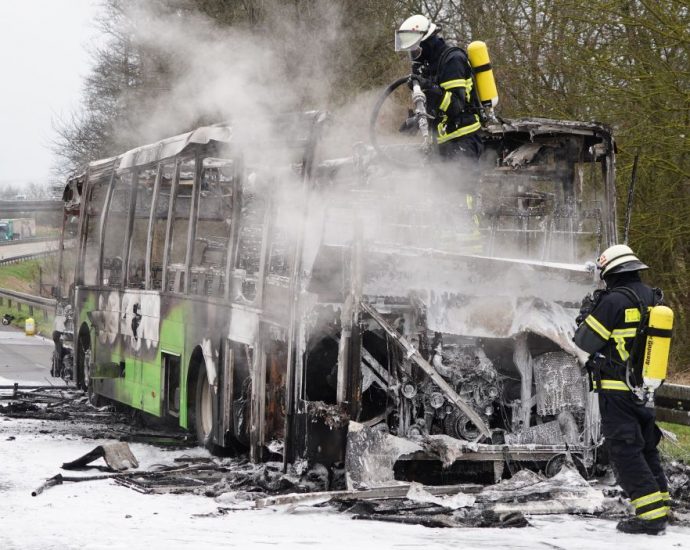 A7 bei Malsfeld: Bus auf Überführungsfahrt geriet in Vollbrand A7 bei Malsfeld: Bus auf Überführungsfahrt geriet in Vollbrand