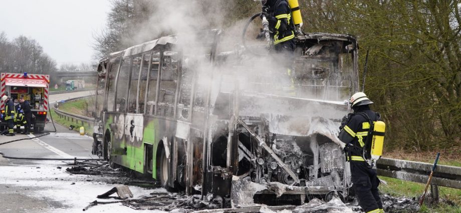 A7 bei Malsfeld: Bus auf Überführungsfahrt geriet in Vollbrand A7 bei Malsfeld: Bus auf Überführungsfahrt geriet in Vollbrand