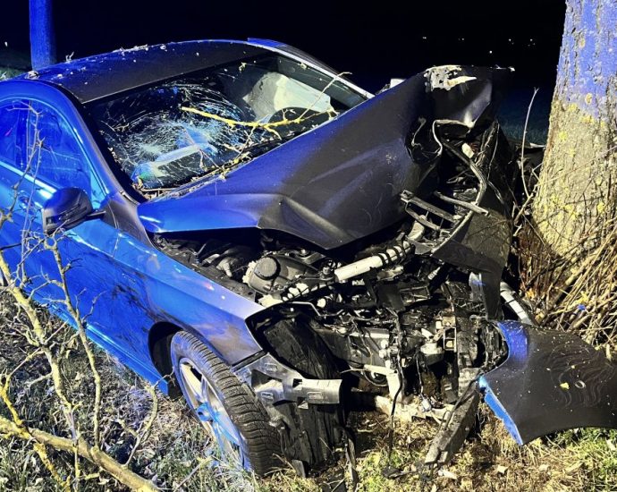 B3 bei Bad Zwesten – PKW frontal gegen Baum