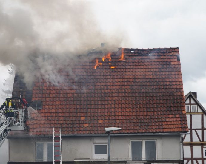 Dachstuhlbrand in Calden – 70 Einsatzkräfte im Einsatz Dachstuhlbrand in Calden – 70 Einsatzkräfte im Einsatz