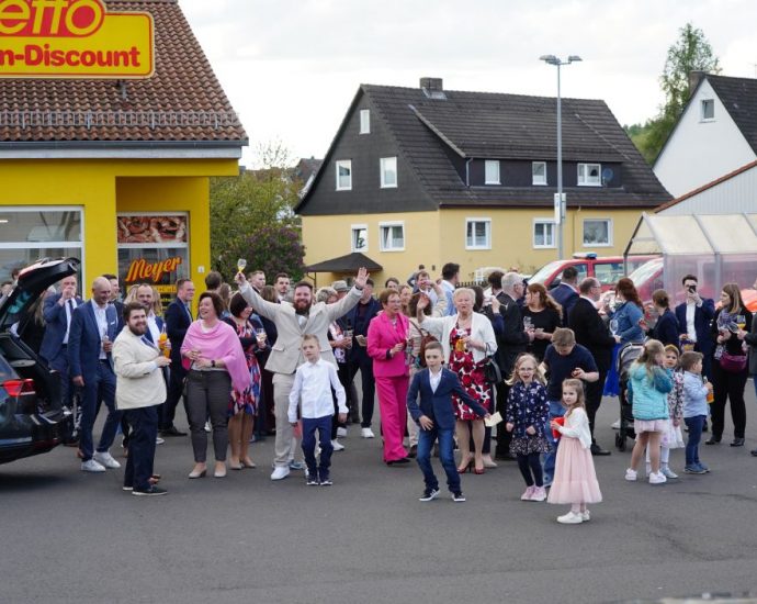 Restaurantbrand in Bad Emstal – Hochzeitsgesellschaft feiert auf Discounter-Parkplatz weiter Restaurantbrand in Bad Emstal – Hochzeitsgesellschaft feiert auf Discounter-Parkplatz weiter
