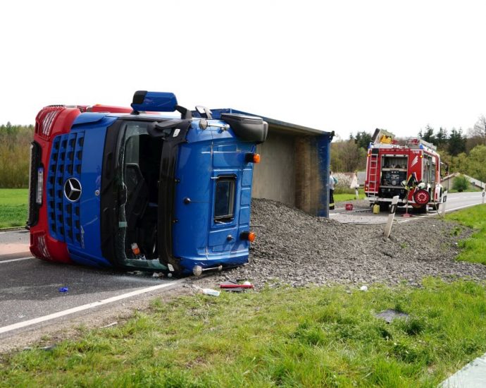 Schotter-LKW auf B450 umgekippt – Fahrer verletzt Schotter-LKW auf B450 umgekippt – Fahrer verletzt