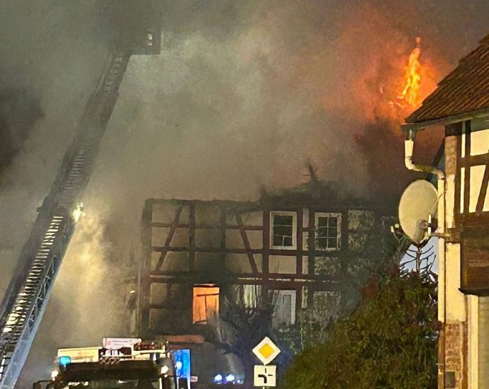 Battenhausen: Scheunenbrand greift auf Wohnhaus über Battenhausen: Scheunenbrand greift auf Wohnhaus über