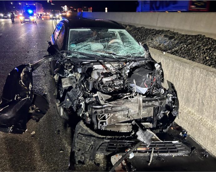 A7: PKW kracht in LKW-Anhänger bei Melsungen A7: PKW kracht in LKW-Anhänger bei Melsungen