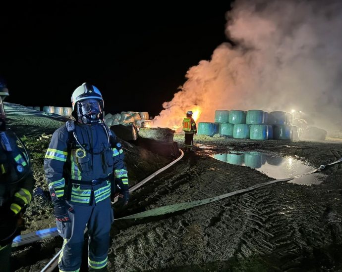 Brandstiftung? Rundballen brannten in Niestetal Brandstiftung? Rundballen brannten in Niestetal