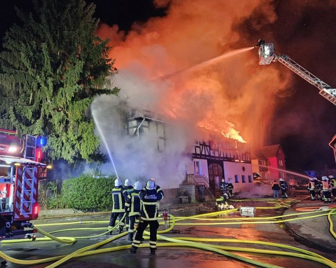 Großbrand in Nothfelden – Fachwerkhaus mit Drechslerei im Vollbrand Großbrand in Nothfelden – Fachwerkhaus mit Drechslerei im Vollbrand