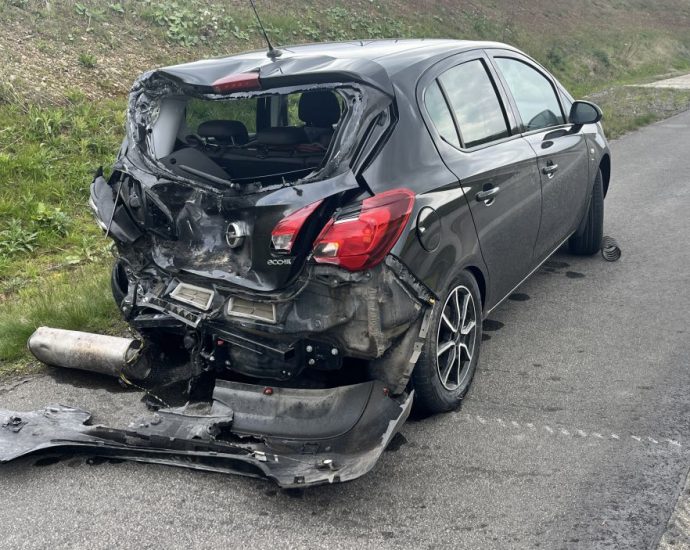 A49 bei Neuental – Sprinter kracht in PKW A49 bei Neuental – Sprinter kracht in PKW
