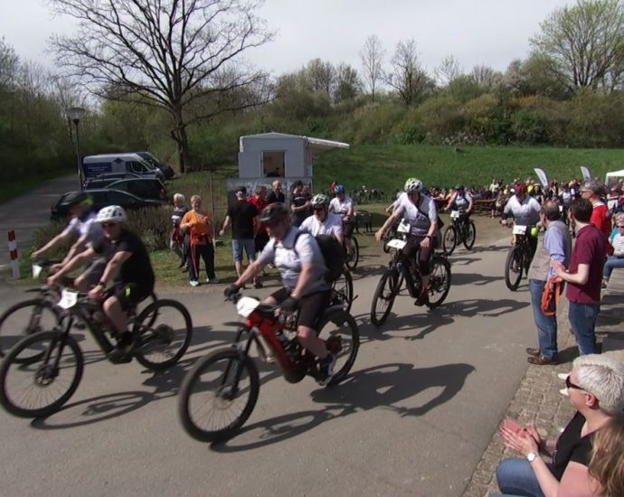 48,7 KM – Hunderte Radfahrer eröffnen Radweg am Twistesee