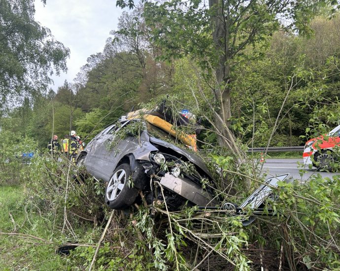 B7: Alleinunfall bei Kaufungen – Feuerwehr im Einsatz