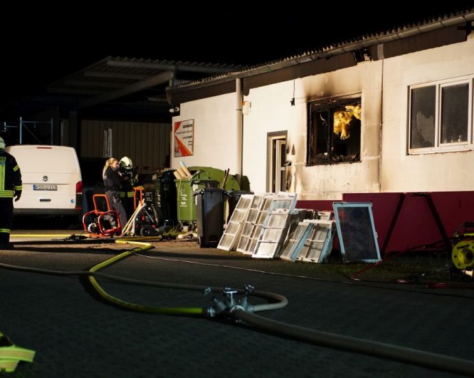 Zierenberg: Unrat brannte an Halle – Feuerwehr konnte Großbrand verhindern Zierenberg: Unrat brannte an Halle – Feuerwehr konnte Großbrand verhindern