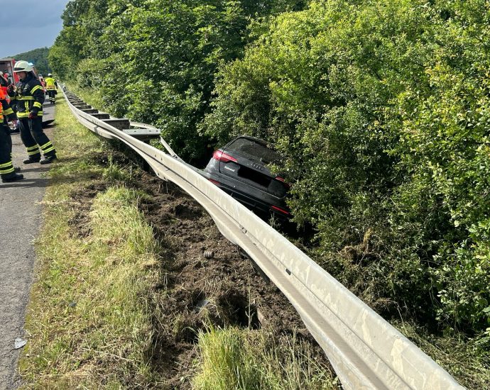 Alleinunfall auf A44 bei Kassel – PKW durchbricht Schutzplanke