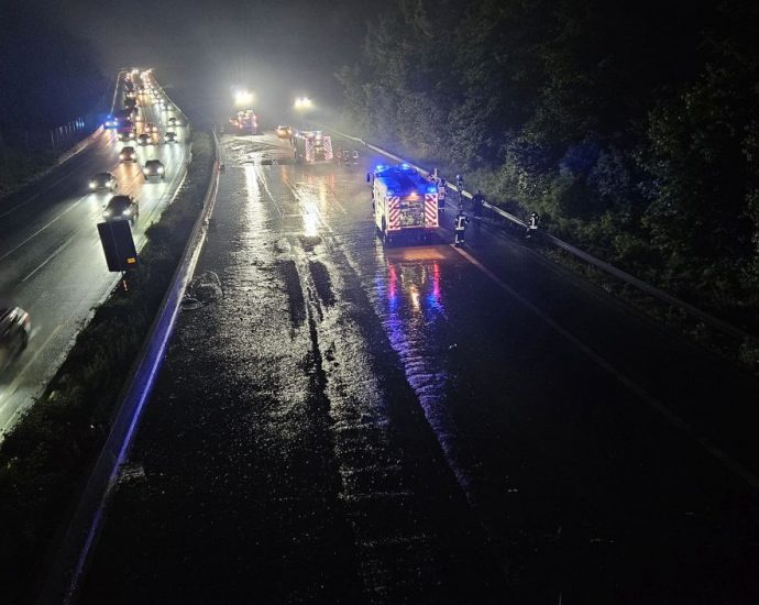 Schlamm und Wasser: A7 nach Unwetter bei Homberg (Efze) voll gesperrt Schlamm und Wasser: A7 nach Unwetter bei Homberg (Efze) voll gesperrt