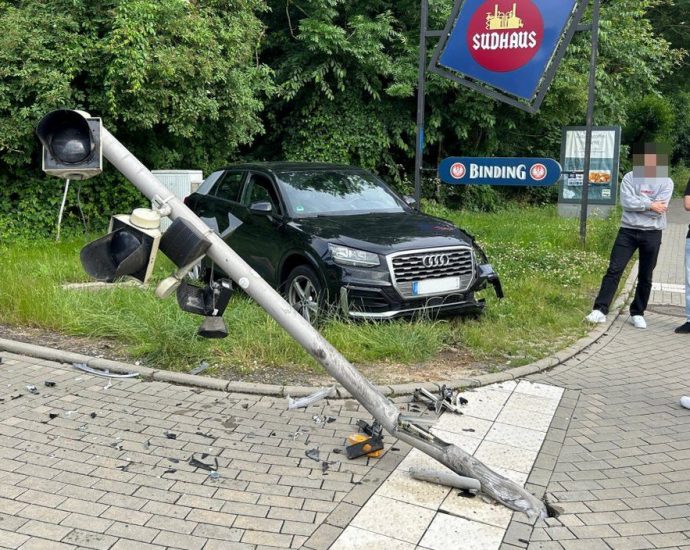 KS: Audi kracht in Ampelanlage an der Hafenbrücke KS: Audi kracht in Ampelanlage an der Hafenbrücke