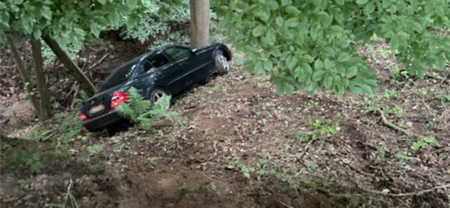 Verfolgungsjagd: Unbekannter Fahrer flüchtet nach Unfall zu Fuß weiter – Zeugen gesucht Verfolgungsjagd: Unbekannter Fahrer flüchtet nach Unfall zu Fuß weiter – Zeugen gesucht