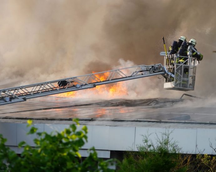 Vellmar: Hoher Schaden nach Brand im Autohaus Vellmar: Hoher Schaden nach Brand im Autohaus