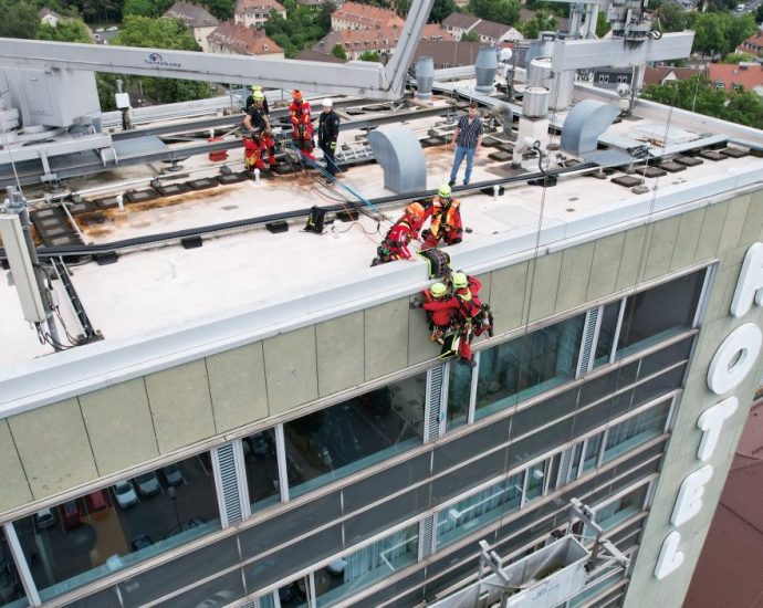Höhenretter übten am H4 Hotel in Kassel (VIDEO) Höhenretter übten am H4 Hotel in Kassel (VIDEO)